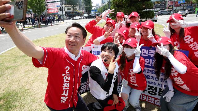 1일 미추홀구 주안역 일대 유세 현장에서 유정복 인천시장 후보가 선거운동원들과 함께 기념촬영을 하고 있다 사진유정복 캠프