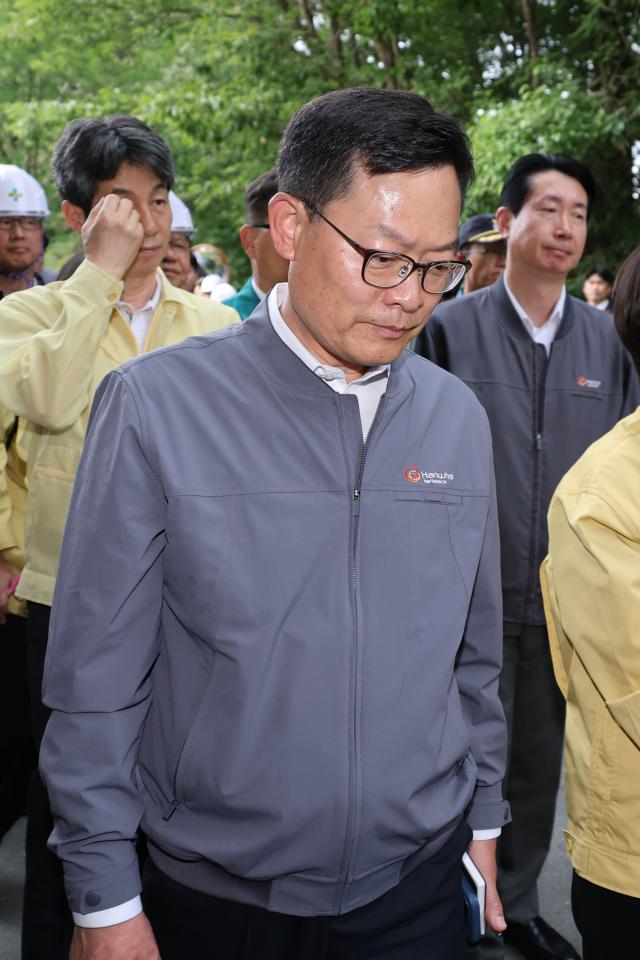 손재일 한화에어로스페이스 대표이사가 1일 대전 유성구 한화에어로스페이스 대전사업장의 폭발사고 현장에서 굳은 표정으로 걸어가고 있다사진연합뉴스