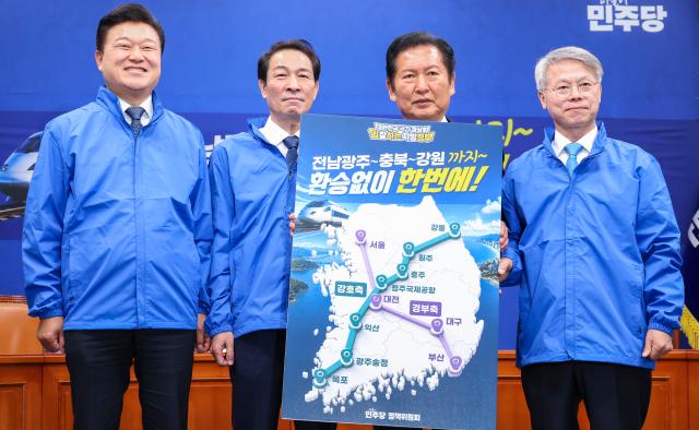 Candidates for local government positions from the Democratic Party, including leader Jeong Cheong-rae, pose with signs explaining their promises during a press conference on the 'Gangho Axis' railway network on May 19 at the National Assembly.