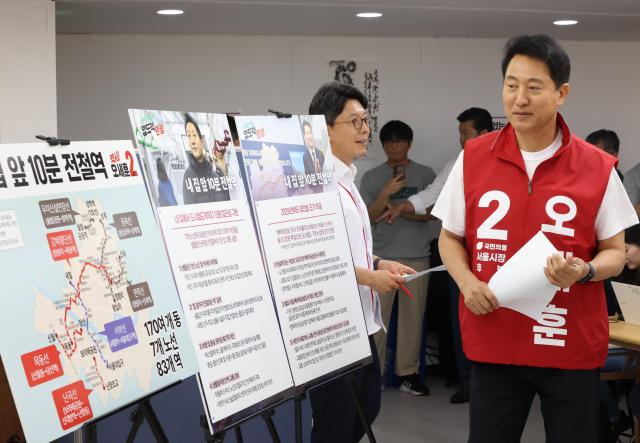 Oh Se-hoon, the People Power Party's candidate for Seoul mayor, announces urban railway promises at his campaign headquarters in Jongno, Seoul, on May 26.