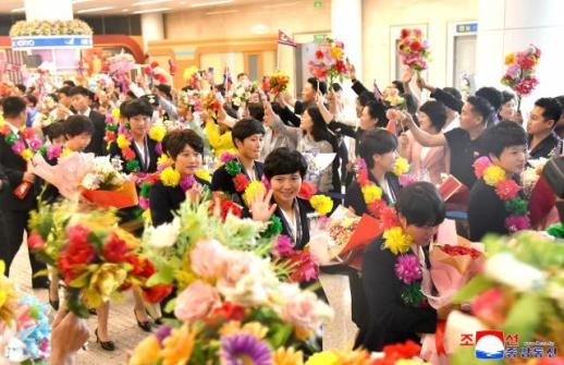 김정은, 내고향·U-17축구팀 시범경기 관람…인민성 강조