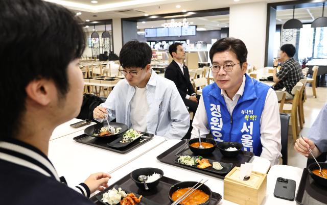 Jung Won-oh, the Democratic Party candidate for Seoul mayor, talks with students during breakfast at Yonsei University's student union on June 2.