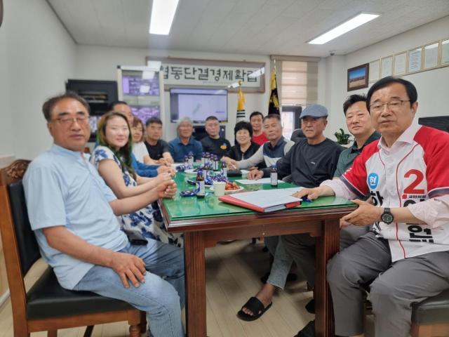 이현재 하남시장 후보가 시장 상인회 및 골목상권 연합회 대표들과  논의 후 기념촬영을 하고 있다 사진이현재 캠프