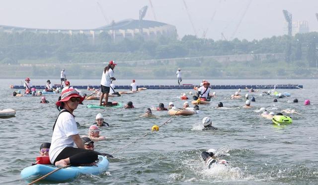 지난해 6월 1일 뚝섬한강공원에서 열린 제2회 쉬엄쉬엄 한강 3종 축제에서 시민들이 수영을 즐기는 모습 사진연합뉴스