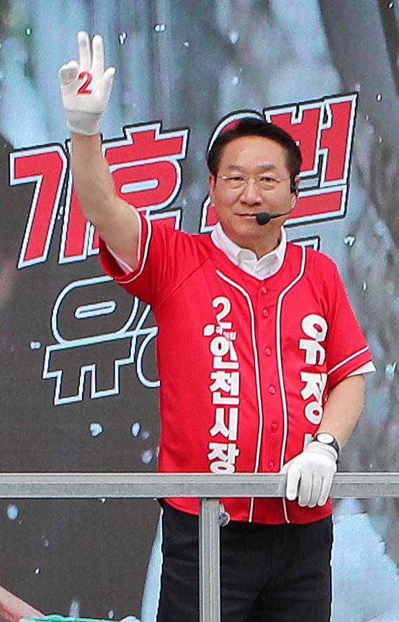 지난 1일 제물포구 차량 유세 현장에서 유정복 인천시장 후보가 기호 2번을 상징하는 손짓으로 시민들에게 인사하며 지지를 호소하고 있다 사진유정복 캠프