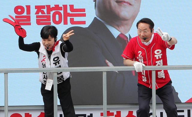 지난 1일 제물포구 차량 유세 현장에서 유정복 인천시장 후보와 김수진 유세단장이 시민들과 함께 기호 2번을 상징하는 브이V 표시를 하며 지지를 호소하고 있다 사진유정복 캠프
