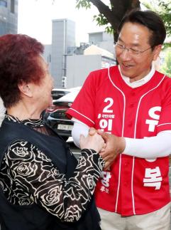 [6·3 지방선거] 유정복 인천시장 후보, 시청 앞 점심 유세…"투표가 인천 미래 골든타임"