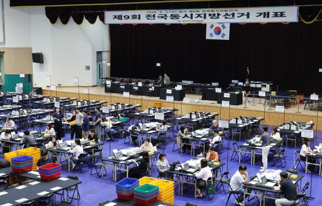 Officials demonstrate a ballot sorting machine at a polling station set up at Seoul Science and Technology University gymnasium on June 2, a day before the 9th nationwide local elections.