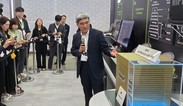 Song Jae-hyuk, CTO of Samsung Electronics' Semiconductor Division, explains the world's first 8th generation high-bandwidth memory (HBM5) prototype at Computex 2026 in Taipei. Photo: Samsung Electronics
