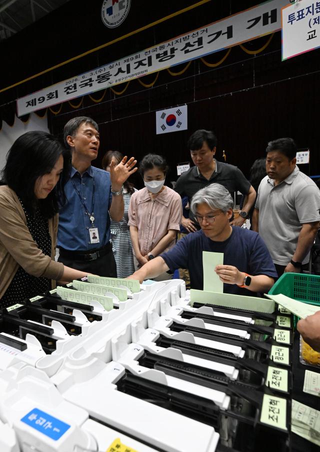 Officials demonstrate a ballot sorting machine at a vote-counting center set up inside the gymnasium of Seoul National University of Science and Technology in Seoul on June 2 2026 one day before South Koreas ninth nationwide local elections AJP Yoo Na-hyun


