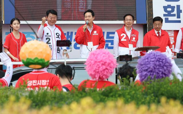 Jang Dong-hyuk, leader of the People Power Party, campaigns in Dangjin, Chungnam, on June 2, supporting Oh Seong-hwan, candidate for mayor of Dangjin.