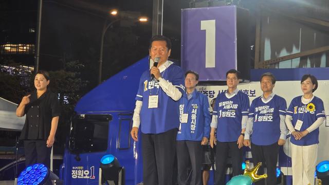 Jung Cheong-rae, the leader of the Democratic Party, speaks in support of Jung Won-oh during the rally at Cheonggye Plaza in Seoul on June 2.