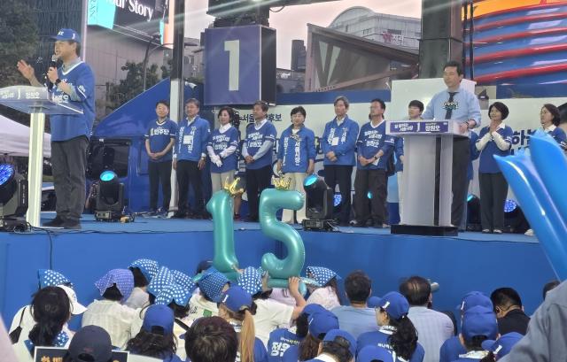 Members of Jung Won-oh's campaign committee gather on stage during the final rally at Cheonggye Plaza in Seoul on June 2.