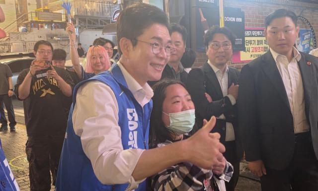 정원오 더불어민주당 서울시장 후보왼쪽가 2일 저녁 서울 강남구 논현동에서 지지자와 기념사진을 찍고 있다 사진박종호 기자 jjongho0918ajunewscom