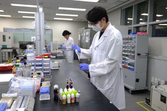 액상 전자담배 검사 현장 모습 사진서울시