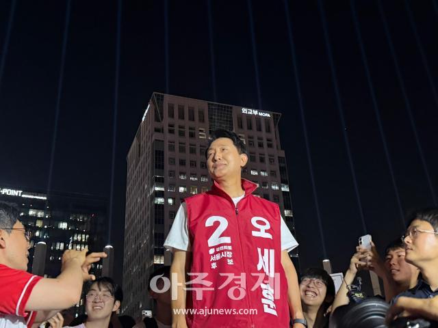 Oh Se-hoon expresses gratitude to supporters at the Garden of Gratitude in Gwanghwamun Square on June 2.