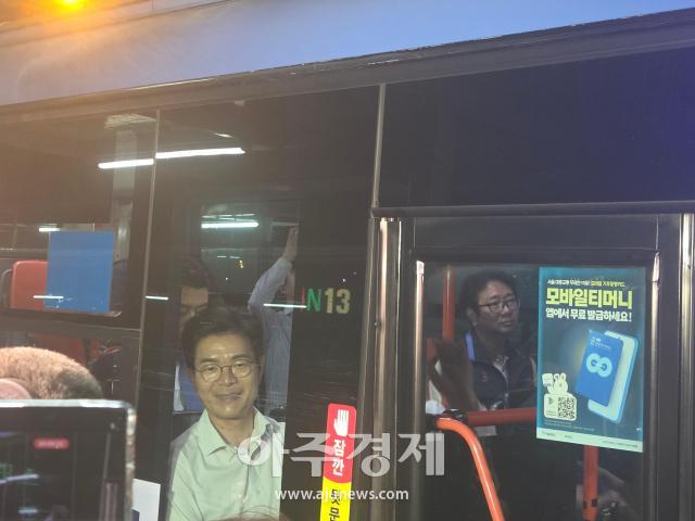 Jung Won-oh, the Democratic Party of Korea's candidate for Seoul mayor, boards a bus after finishing his campaign rally.