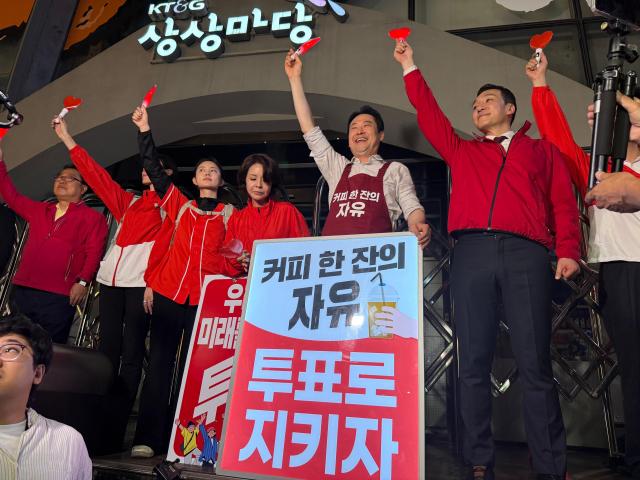 On June 2, Jang Dong-hyuk continued his campaign at Hongdae Station, encouraging citizens to participate in voting.