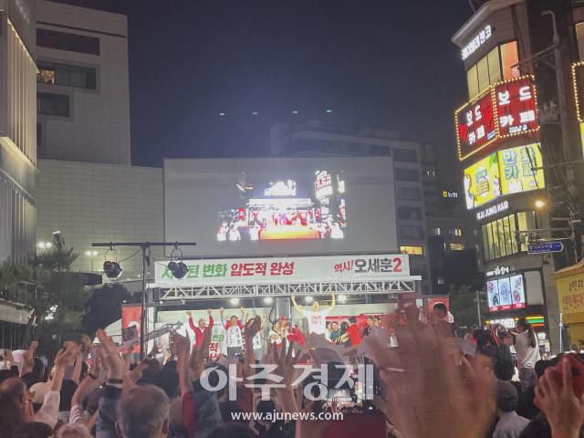 2日、ソウル西大門区新村駅近くでオセフン国民の力ソウル市長候補の最後の演説が行われている。 [写真=イ・ダヒ記者]