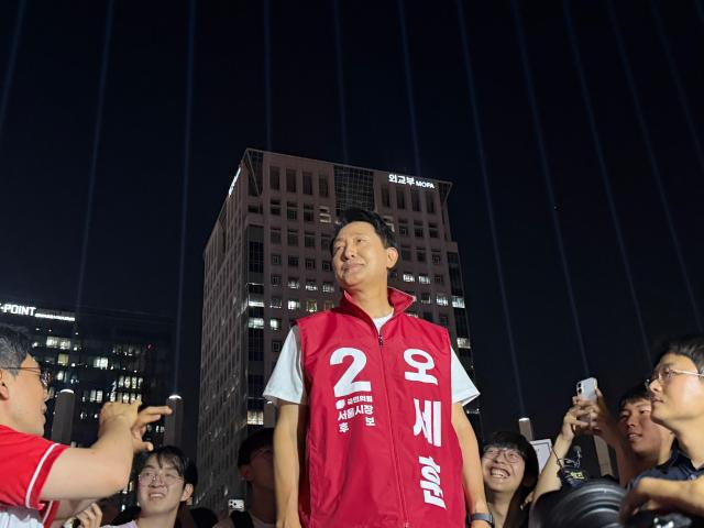 オセフン国民の力ソウル市長候補が2日、ソウル鍾路区光化門広場内感謝の庭で支持者に感謝の意を表している。 [写真=コ・ヘヨン記者]