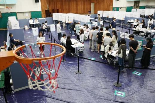 韩国各地特色投票站迎接选民投票