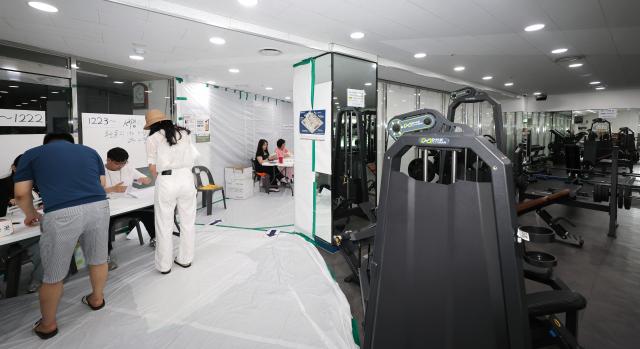 3일 6·3 지방선거 본투표일 오후 울산 북구의 한 아파트 단지 헬스장에 마련된 농소1동 제7투표소에서 유권자들이 차례로 본인 확인 절차를 거치고 있다 사진연합뉴스