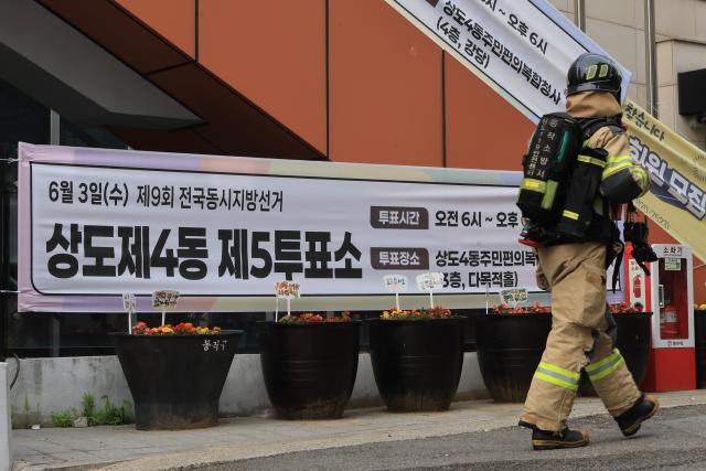 A rirefighter leaves the Sangdo 4-dong Community Complex in Sangdo-dong Seoul after extinguishing a fire at the building on June 3 2026 AJP Han Jun-gu
