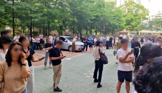 [포토] 송파구 투표소, 투표용지 부족으로 대기