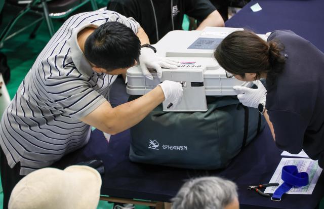 An official opens a ballot box at the Gwanak-gu Election Commission counting station set up at Seoul National University gymnasium in Gwanak-gu Seoul on June 3 2026 AJP Yoo Na-hyun