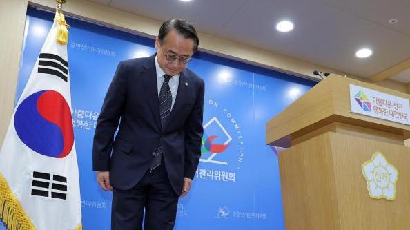 허철훈 중앙선거관리위원회 사무총장이 6·3 지방선거 본투표일인 3일 경기 과천 중앙선관위에서 투표용지 부족 사태 관련 대국민 사과를 하고 있다 사진연합뉴스