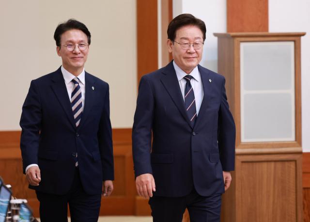 이재명 대통령과 김민석 국무총리가 지난 2일 청와대에서 열린 국무회의 겸 비상경제점검회의에 입장하고 있다 사진연합뉴스