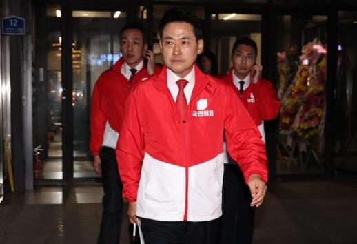 [포토] 긴급 브리핑 마치고 선관위 향하는 장동혁