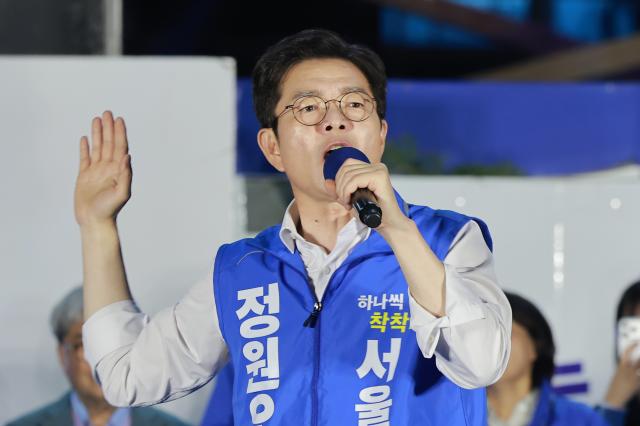 정원오 더불어민주당 서울시장 후보가 6·3 지방선거를 하루 앞둔 2일 서울 중구 청계광장에서 지지를 호소하고 있다 사진연합뉴스