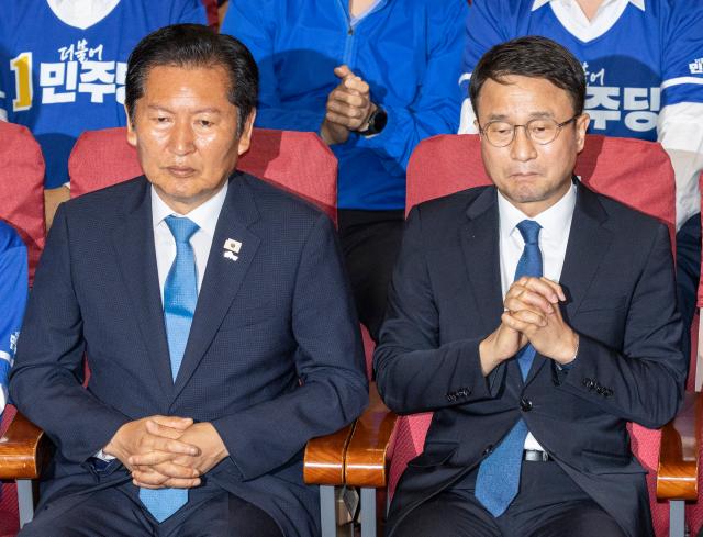 정청래 더불어민주당 대표왼쪽와 한병도 원내대표가 3일 국회 의원회관에 마련된 개표상황실에서 출구조사 결과를 지켜보고 있다 사진연합뉴스
