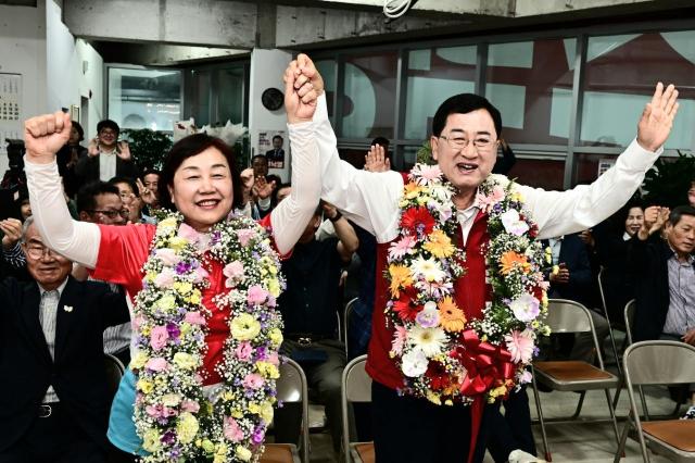 주낙영 국민의힘 경주시장 당선인이 63 지방선거 당선을 축하하고 있다 사진주낙영 경주시장 당선인 선거사무소