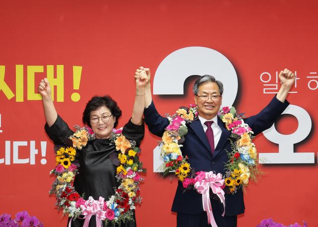 오도창 영양군수 당선인이 63 지방선거 승리를 축하하고 있다 사진오도창 당선인 선거사무소