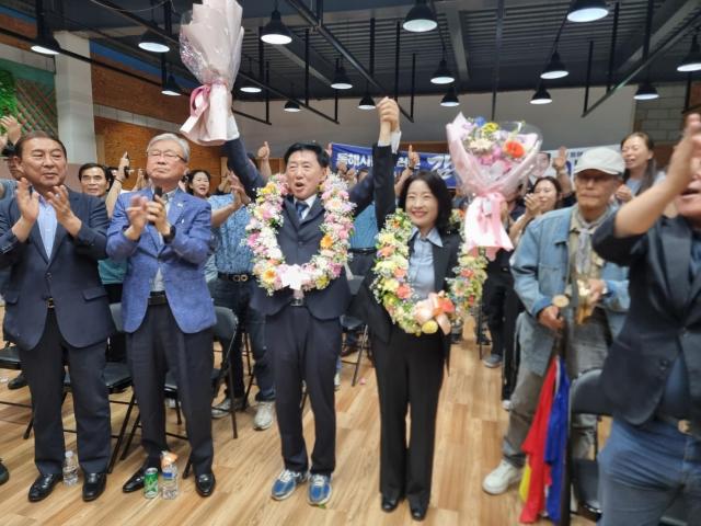 6·3 지방선거에서 동해시장에 당선된 이정학 당선인가운데이 시민들에게 감사의 뜻을 전하고 있다 사진이동원 기자