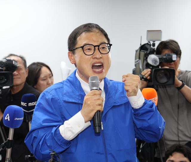 김상욱 더불어민주당 울산시장 후보가 3일 울산시 남구 자신의 선거사무소에서 당선이 확실시되자 지지자들 앞에서 소감을 밝히고 있다 사진연합뉴스