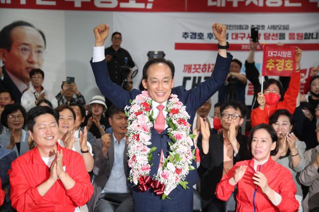 Choo Kyung-ho, candidate for Daegu Mayor, celebrates with a congratulatory bouquet at his campaign office