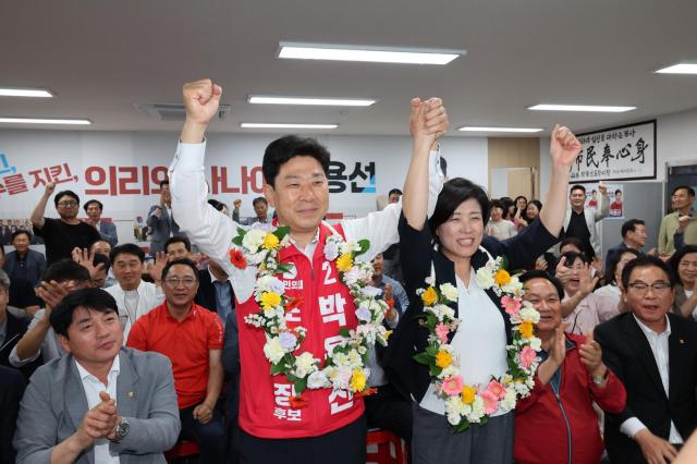 박용선 국민의힘 포항시장 당선인이 63 지방선거 승리를 축하하고 있다 사진박용선 당선인 선거사무소