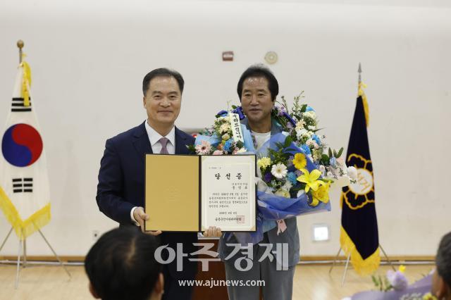 홍영표 울릉군의원 당선자오른쪽가 4일 당선증을 받으며 기념촬영을 하고 있다사진안경호 기자