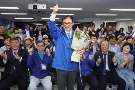 [포토] 환호하는 김상욱 울산시장 후보와 지지자들