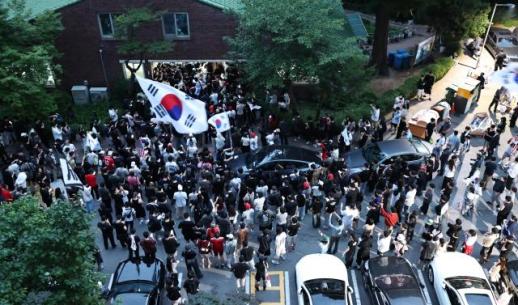 [포토] 밤새 투표함 반출 반대하는 시민들