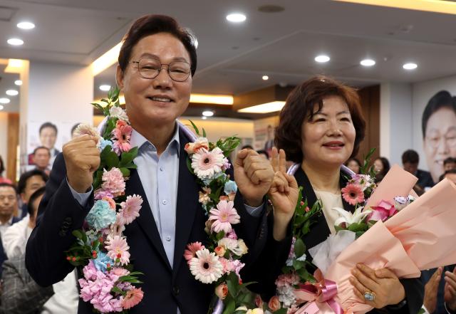 박완수 국민의힘 경남도지사 당선인과 부인 차경애 씨가 4일 오전 경남 창원시 성산구 상남동에 마련된 선거사무소에서 당선 확실 소식에 기뻐하고 있다 사진연합뉴스