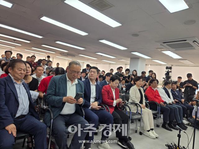 4일 서울 종로구 오세훈 국민의힘 서울시장 후보 선거캠프에 마련된 개표상황실에서 관계자들이 개표방송을 지켜보고 있다 사진장문기 기자