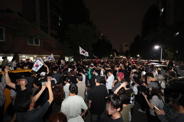 Residents gather in protest outside the No 2 polling station in Jamsil 7-dong Songpa District Seoul early Thursday after voting hours were extended until 10 pm due to a ballot paper shortage during the ninth nationwide local elections and parliamentary by-elections June 4 2026 Joint Press Corps