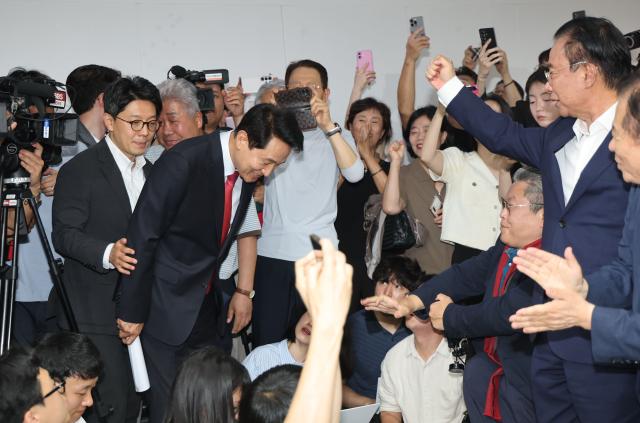 Oh Se-hoon, the People Power Party candidate for Seoul mayor, greets supporters at his campaign office in Jongno-gu, Seoul, on June 4, 2026, the day after the local elections.