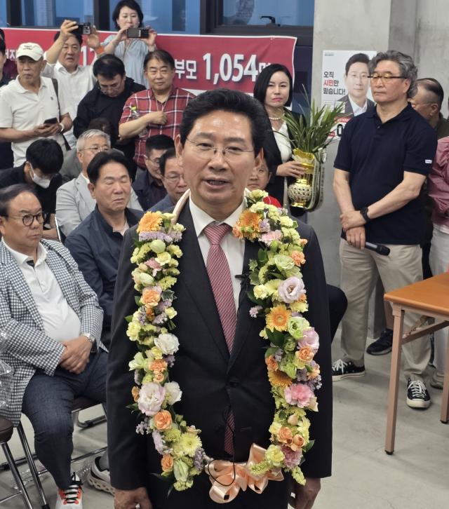 이상일 용인시장 후보가 재선 확정 후 소감을 말하고 있다사진선거 캠프