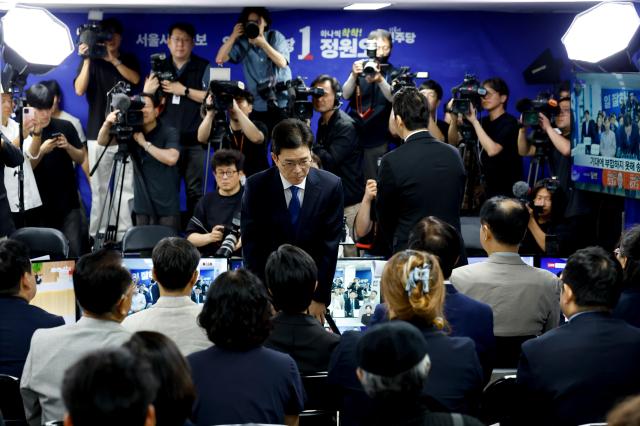 Jung Won-oh the Democratic Partys candidate for Seoul mayor bows as he delivers a statement on the results of South Koreas local elections at his campaign headquarters in central Seoul on June 4 2026 Yonhap