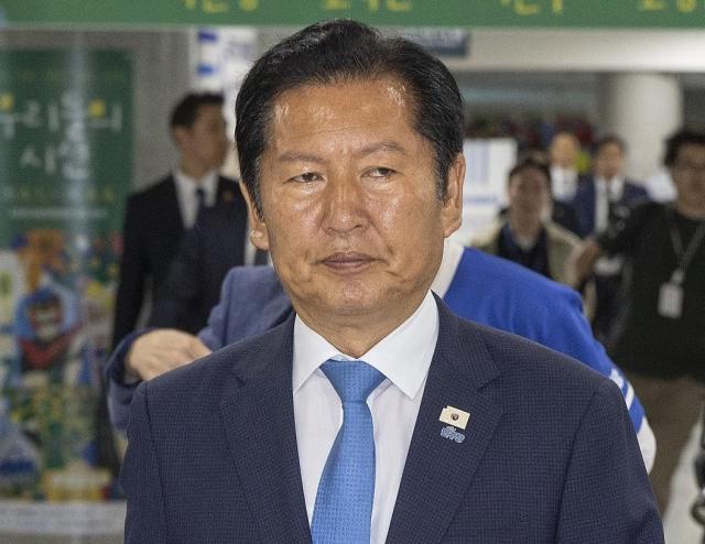 정청래 더불어민주당 총괄상임선거대책위원장이 3일 국회 의원회관에 마련된 제9회 전국동시지방선거·국회의원 재보궐선거 개표상황실에서 출구조사 결과를 지켜보다 빠져 나와 본인의 사무실로 이동하고 있다 사진연합뉴스